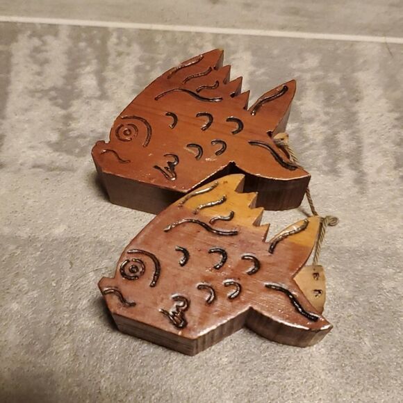 GUC VINTAGE Mahogany Wooden Salt&Pepper Fish S… - Picture 1 of 6